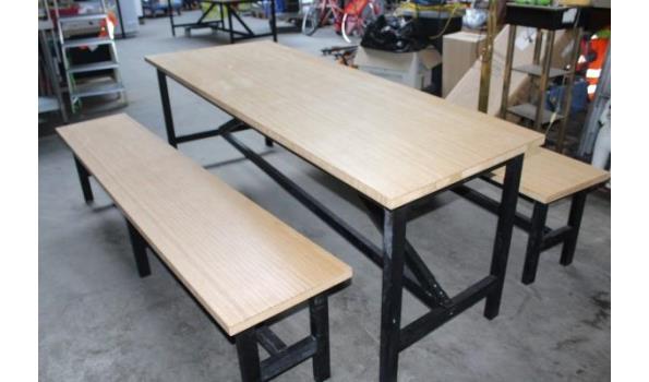 rechth tafel vv houten blad, afm plm 234x69cm en 244x85cm, compl met 2 zitbanken afm plm 210x40cm